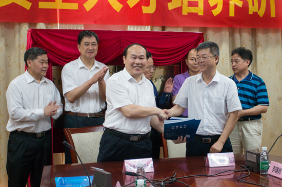 太阳城博彩副董事长阳爱民与广东轩辕网络科技股份有限公司董事长陈统签署校企合作