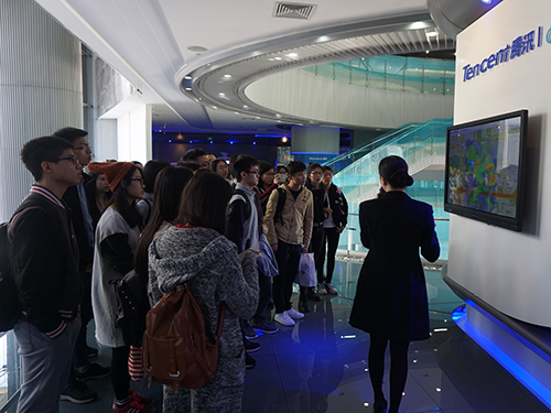 腾讯工作人员向同学们介绍城市热力图