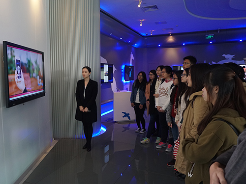 同学们观看腾讯征信人脸核身产品介绍视频